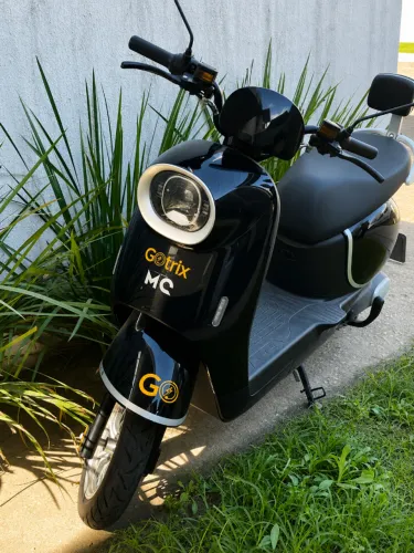 Vendo Scooter Elétrica Mia 1000W, na cor preta, em excelente estado de conservação.