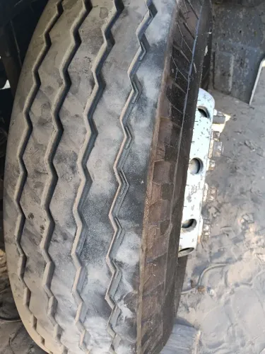 Vende-se 07 pneus com câmera 10 furos