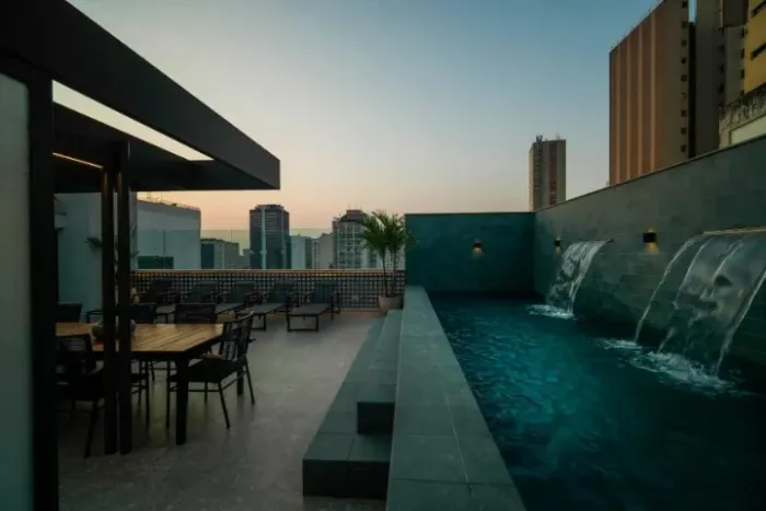 Studio mobiliado no Centro do Rio com piscina, coworking e lazer completo