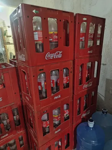 São 11 caixas completa de 1 l retornável   e 8 caixas completa de 2 l