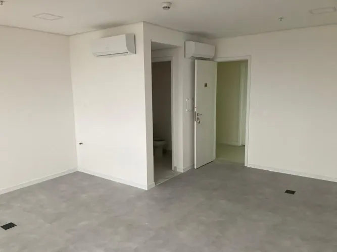Sala comercial com 33m² localizada no Century Plaza Business - Pague o 1º aluguel só em ag