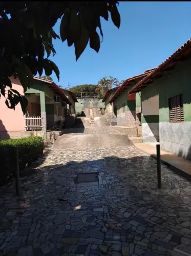 Casa 2Q em condomínio