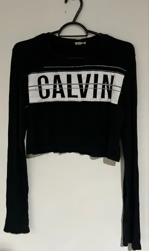 Blusa Cropped preta GG marca Calvin Klein