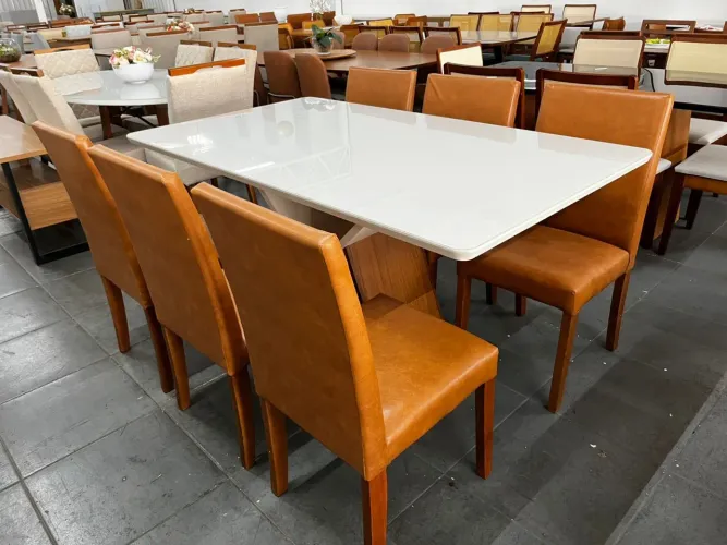 Mesa na madeira a pronta entrega
