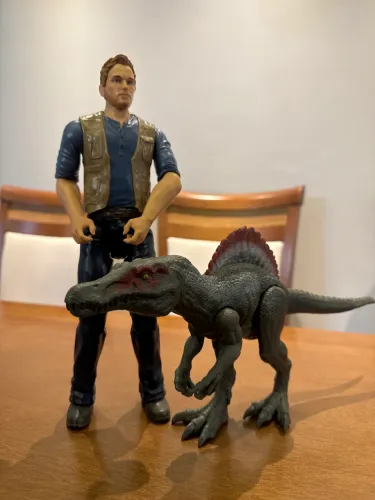 Personagem Jurassic world + dinossauro