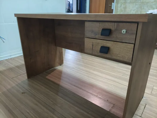 Mesa com gavetas e chave MDF