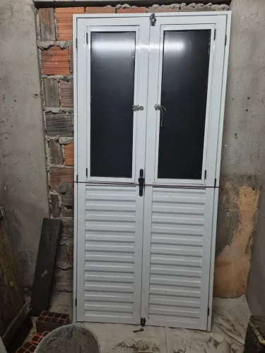 Vendo uma porta de alumínio 