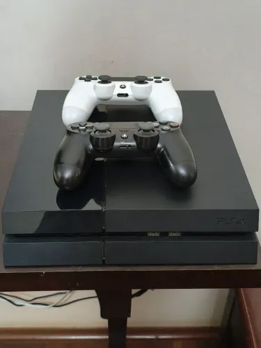 PS4 FAT 500GB + 2 CONTROLES