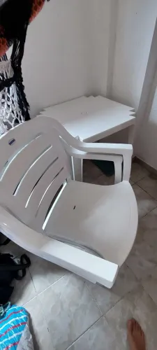 Vendo este conjunto de mesa de plástico da tramontina. Usado mais excelente estado.