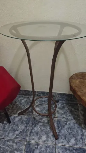 Mesa Bistrô Alta com Tampo de Vidro e Fibra Sintética - Ideal para Varanda / Área Externa