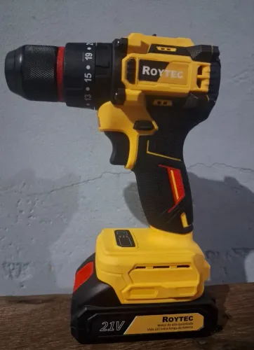 Parafusadeira e furadeira ROYTEC, com 2 baterias 21V
