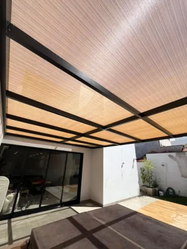Pergolado metálico com cobertura moderna e acabamento premium