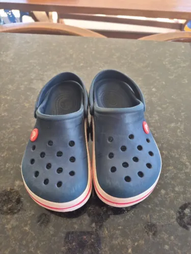 Vendo Crocs Infantil tamanho 10c11, calça um 24/25