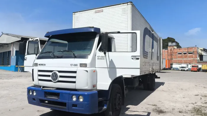Vendo 17180 toco baú de 9 metros turbo intercooler freio AR direção