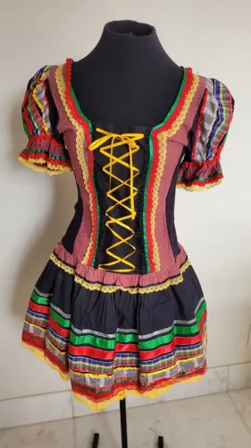 Vestido festa junina adulto, tamanho M. Preto com estampado