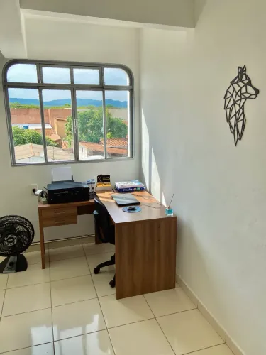 Escrivaninha com cadeira de escritório