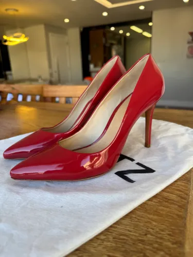 Scarpin verniz vermelho Arezzo 35