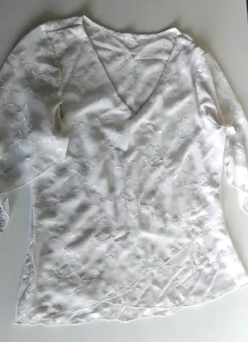 Camiseta feminina bordada manga morcego tamanho (m) branca muito linda