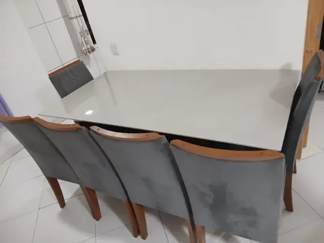 Vendo Mesa de jantar com tampo de vidro e de madeira maciça com 6 cadeiras