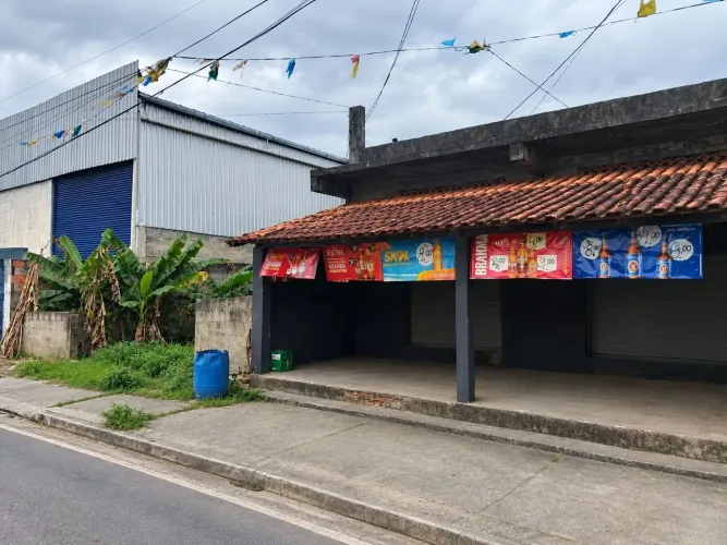 Comércio, com terreno ao lado.