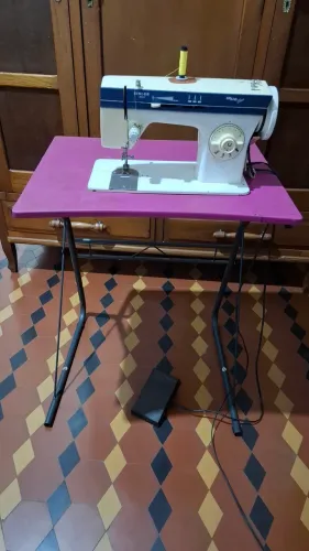Máquina de Costura Singer com Mesa!