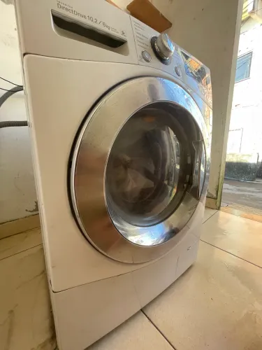Vende-se LAVA E SECA LG SEMI NOVA