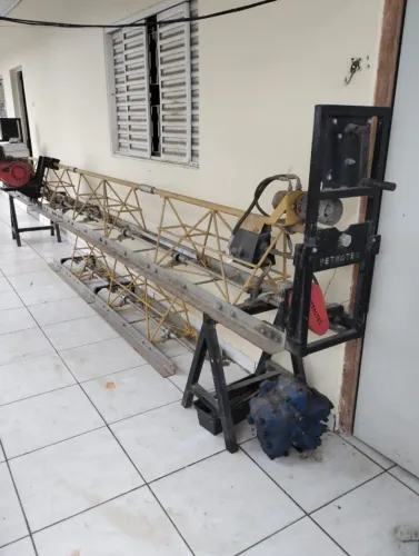 Régua Vibratória Auto Propelida Petrotec de 7 metros semi nova