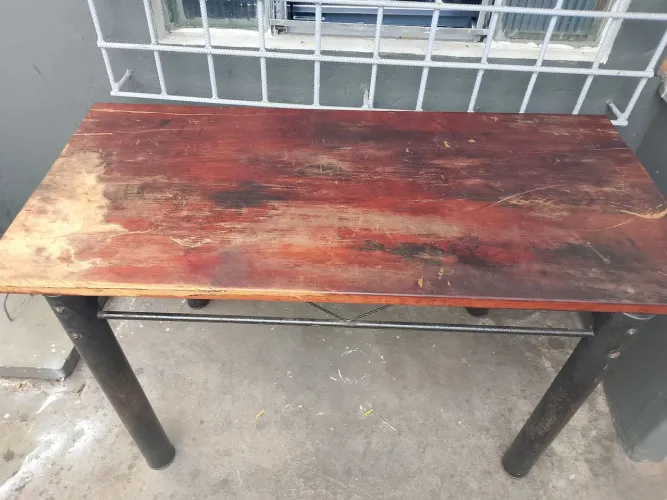 Mesa com tampo de madeira 