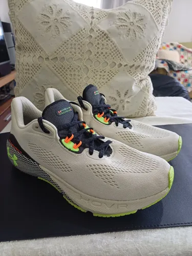 Tênis de corrida da Under Armour - HOVR Machina 3