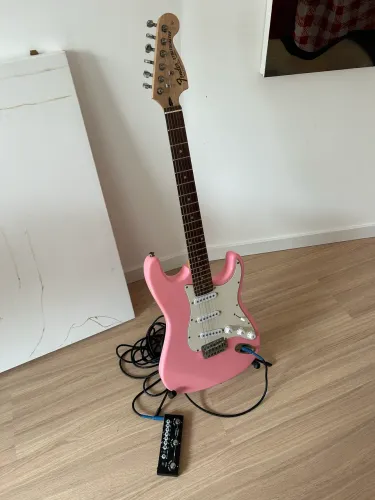 Guitarra Fender Stratocaster + Pedal + Correia + Suporte de chão 