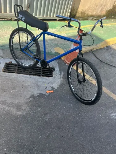 Vendor bicicleta aro 26 estado impecável jante peneu corrente catraca etc. Ela está nova