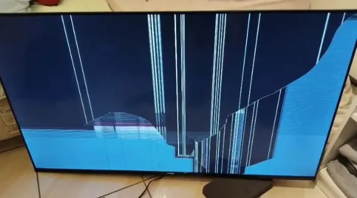 Tv smart 50" com tela quebrada