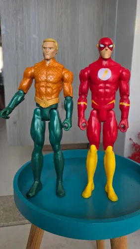 Bonecos Aquaman e Flash