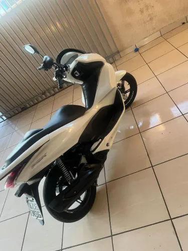 Vendo Honda PCX 150, ano 2015, com 63.000 km.