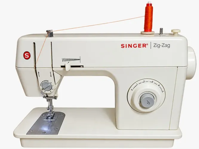 Máquina de costura Singer Zig -Zag + acessórios | R$ 250