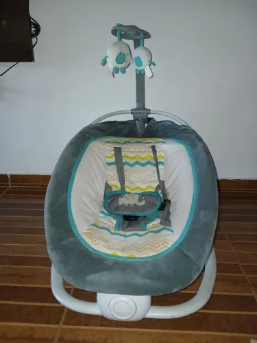 Cadeira de balanço com vibra e toca
