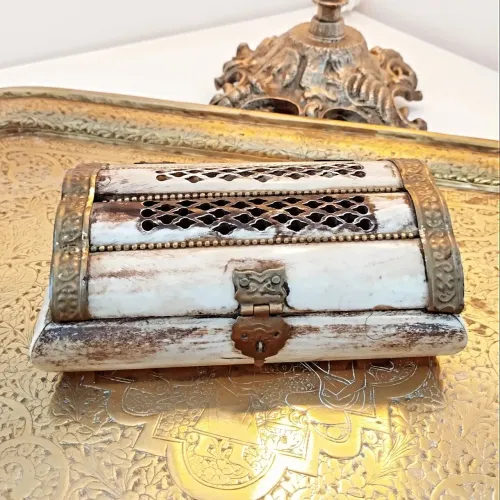 Caixa decorativa oriental em marfim