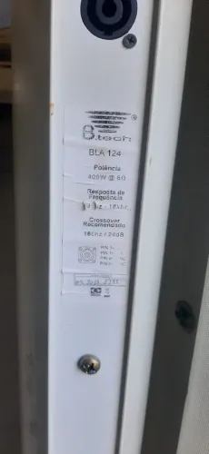 Caixa acústica tipo Vertical Line Array compacto