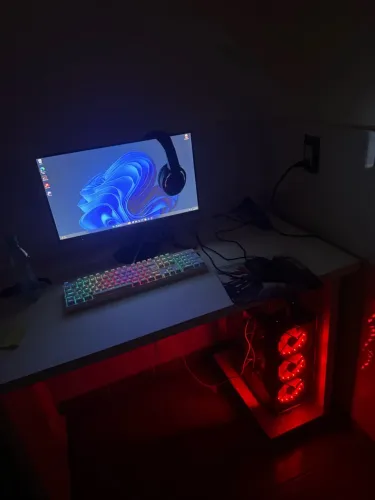 Computador completo com monitor, teclado, mouse, fone e outros