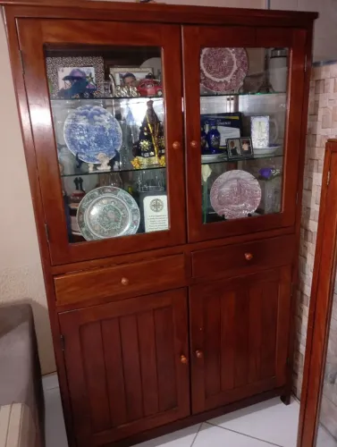 Cristaleira de madeira maciça