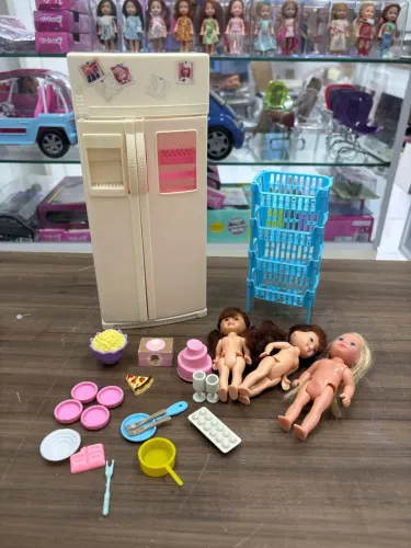 Geladeira da barbie 1994 + bonecas anos 90 e acessórios 