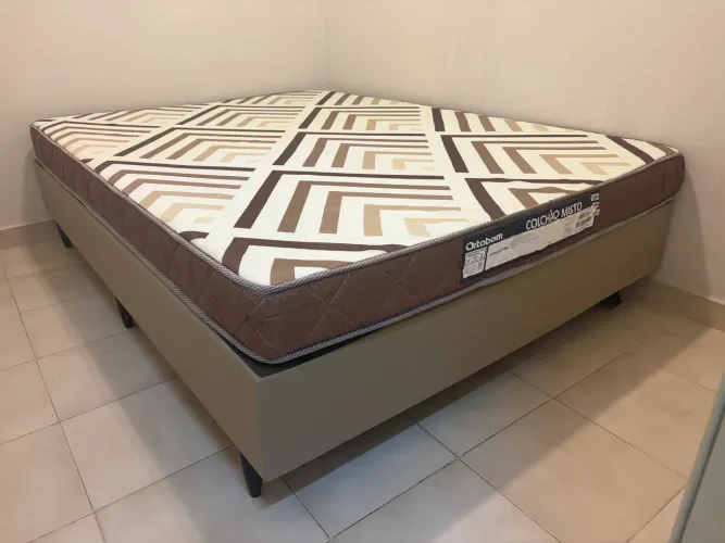 Cama semi nova