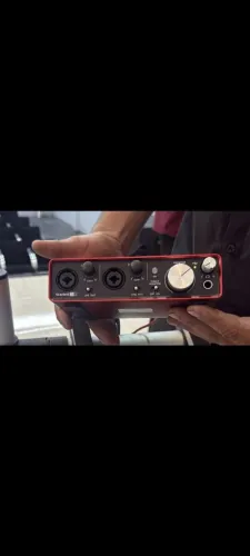 Interface focusrite 2i2 zerada
