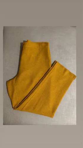 Calça feminina número 44 amarelo açafrão 