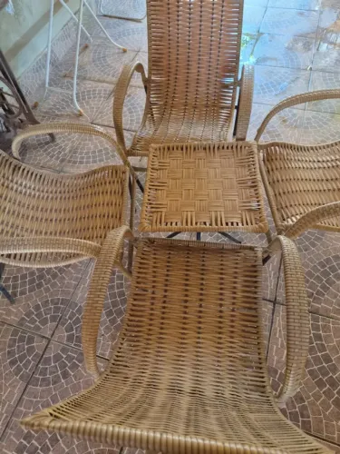 Um conjunto de Cadeiras para área...