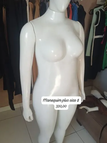 Manequim plus size semi novo