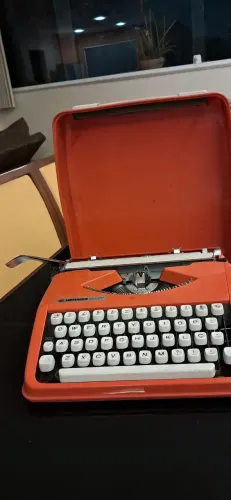 Máquina de datilografia antiga