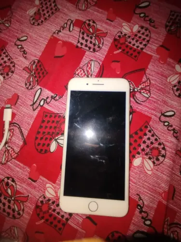 iPhone 8 plus com a traseira trincada 