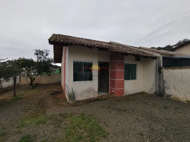 Geminado de esquina com 02 quartos