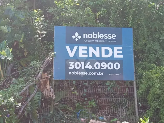 **"Terreno dos Sonhos em Chácara das Pedras: Vista Deslumbrante para o Pôr do Sol e Proxim